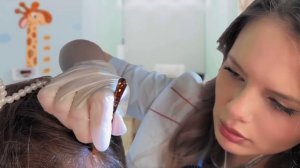 АСМР Проверка на вши от школьной медсестры • Близкий ?