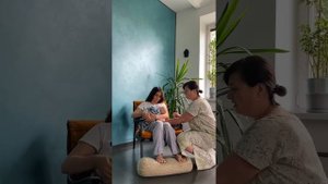 Поза для кормления прямая колыбелька ( помощник - кукл?