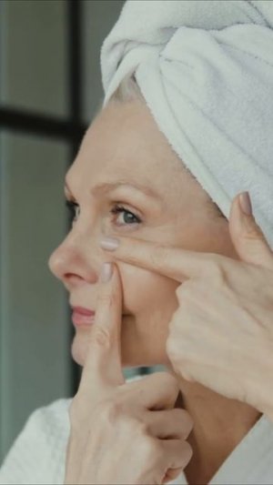 Ошибка 1, которая старит ваше лицо после 40 лет: исправьте это!