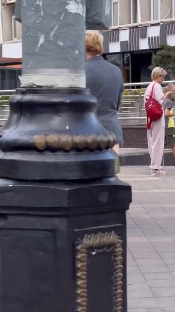 На улице много разных людей смотреть онлайн