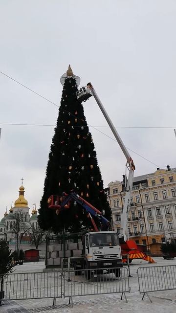 Продолжается монтаж и украшение новогодней ёлки в Кие смотреть онлайн