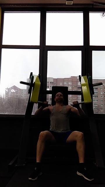 Жим на плечи в тренажере. Фитнес. Упражнение на плечи. ? смотреть онлайн