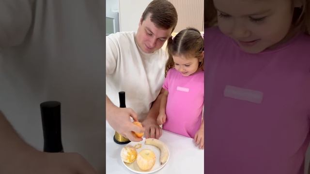 Как Ника с папой сделали мороженое из фруктов? смотреть онлайн