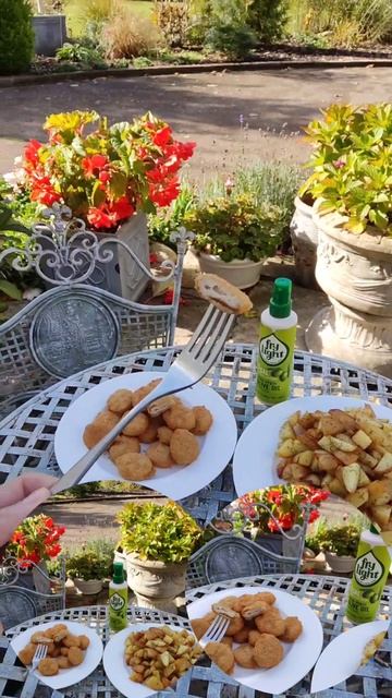 Куриные наггетсы и картофель жареный с чесноком и укр?
