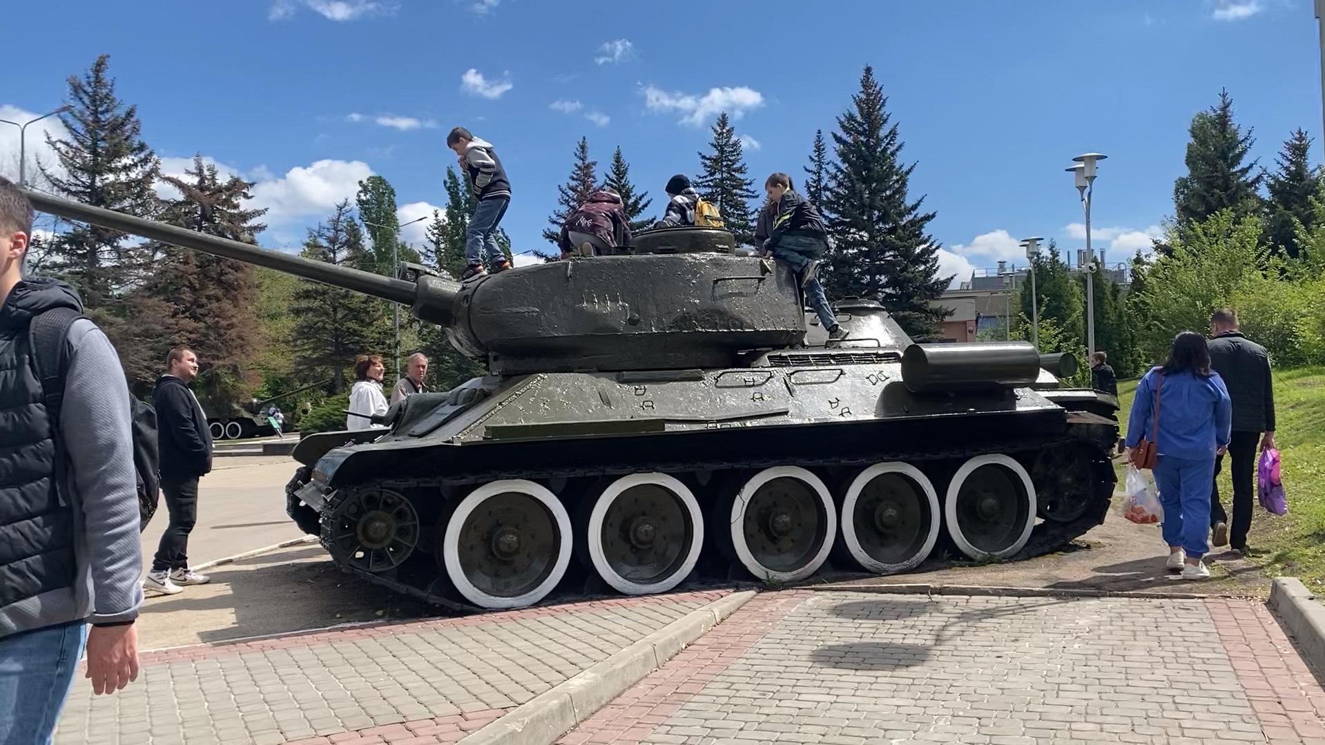 Наш незабываемый День Победы. Семейный влог. Саратов.👍🙏💐 смотреть онлайн