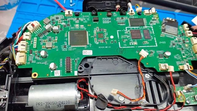 Робот пилосос Dreame Mova E30 Ultra (RLE51SE) обісцяний котом смотреть онлайн