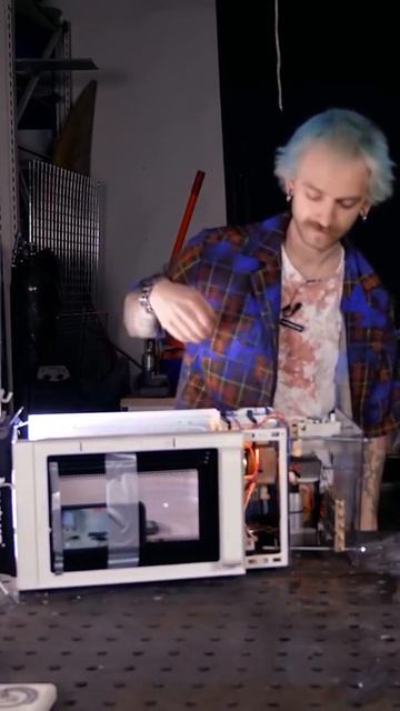 Телефон в микроволновке! #shorts смотреть онлайн