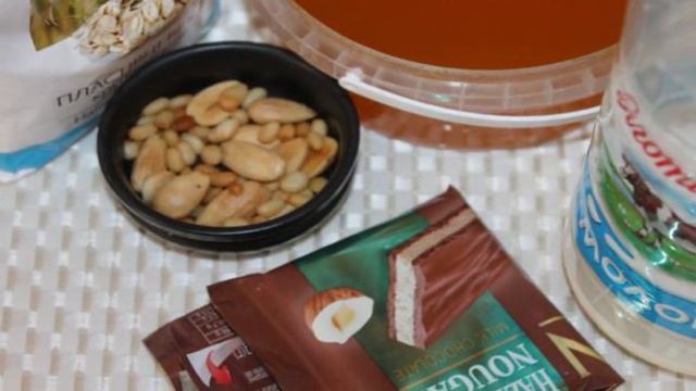 Овсянка на молоке с орехами, шоколадом и медом