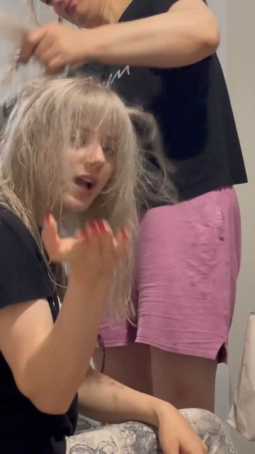 Скажи им, что я круто покрасила,  ну фен не принесла, не смотреть онлайн