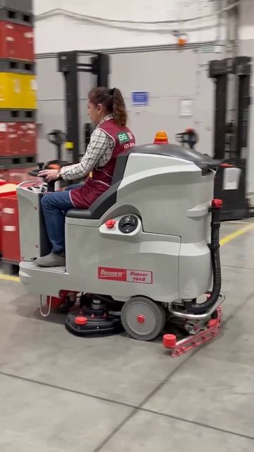 Поломоечная машина Bennett в работе 💦 #поломоечнаямашин смотреть онлайн