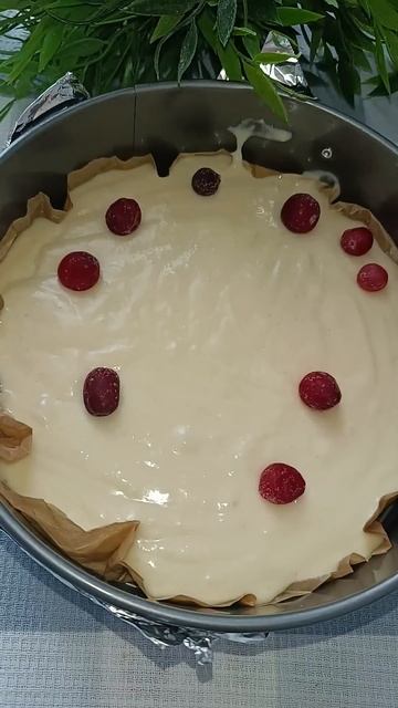 🍰Выпечка без миксера. Сметанник с клюквой.😋 смотреть онлайн
