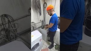 Почему из-под стиральной машины течёт вода?