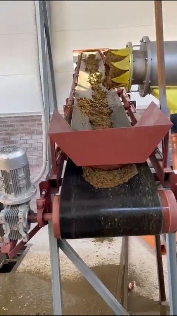 Шнековый сепаратор SEPCOM. Сепарация коровьего навоза / Co смотреть онлайн