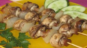 Шашлычки из шампиньонов с копченым шпиком