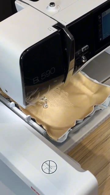 Швейно-вышивальная Bernina590 ПОРАЖАЕТ #швейнаямашина #bernin