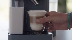 Брэд Питт и новая кофемашина Rivelia от Delonghi