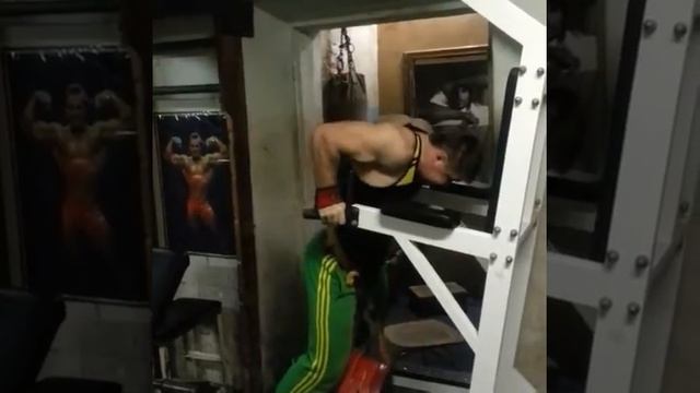 Упражнение на брусьях 100-3-3