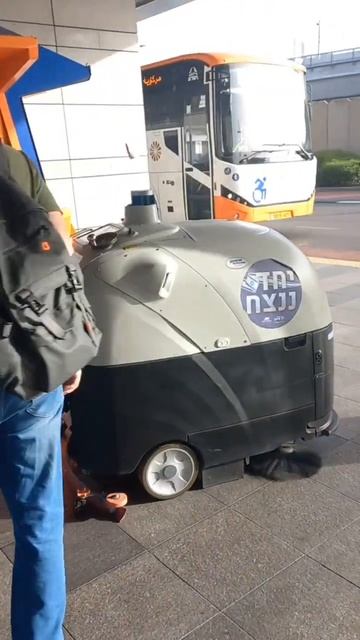 РОБОТ-ПЫЛЕСОС НА УЛИЦЕ. СУХАЯ И ВЛАЖНАЯ УБОРКА ОДНОВРЕ смотреть онлайн