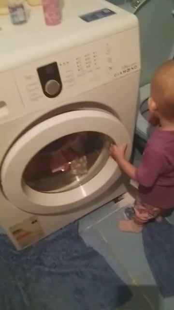 Большая стирка. Настя стирает бельё. смотреть онлайн