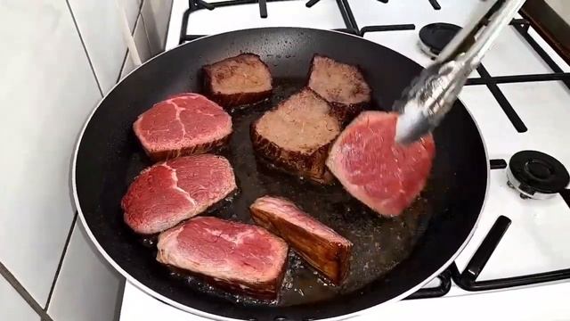 ЖАРИМ БОЛЬШОЙ КУСОК ГОВЯДИНЫ на СКОВОРОДЕ // FRYING A BIG BİT