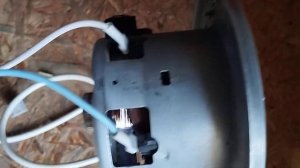 Искрит якорь мотора пылесоса.