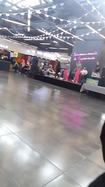 были сегодня в тц и там был такой мини концерт от групп смотреть онлайн