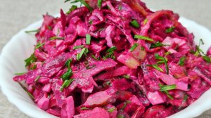 Вкусный салат из свёклы с солёными огурцами.