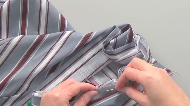 Как втачать воротник в горловину. Простой рабочий спо? смотреть онлайн