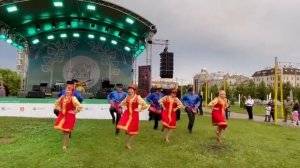 Вася-Василек. Танец  в центре Казани. Танцевальный кол?