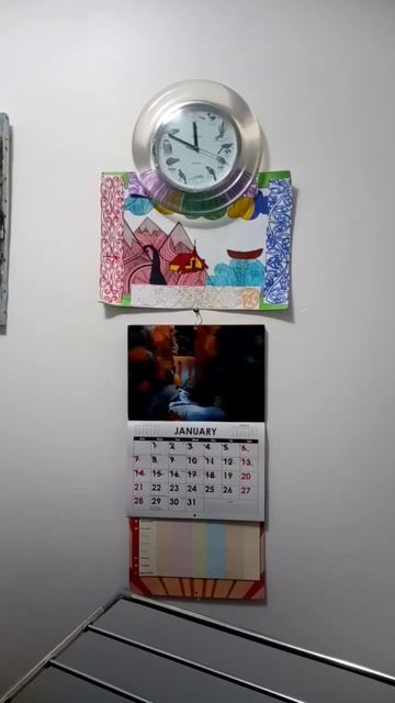 Часы и календарь весит на стене в комнате 99. смотреть онлайн