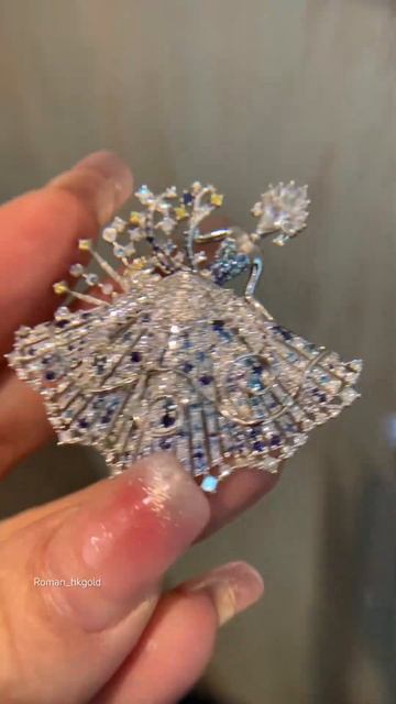 Брошь золото Au750, вес 20.78g. Бриллианты , сапфиры, общий в? смотреть онлайн