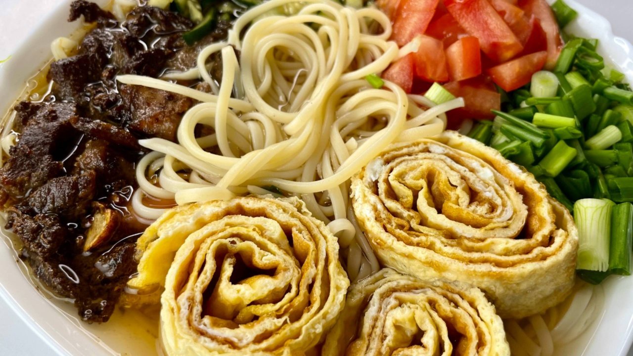 Кукси с говядиной / Корейская окрошка с лапшой и мясом