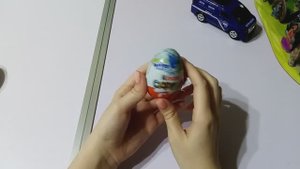 Открываем Киндер сюрпризы. Opening Kinder Surprises.