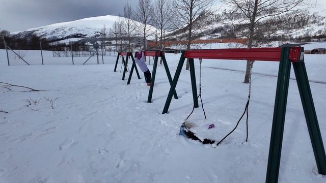 Гуляю с детьми возле дома. Вокруг красиво, но суровая п смотреть онлайн