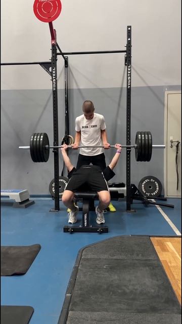 Жим 100 в 15 лет, при весе 70кг #gym #gymlife #gymmotivation #жим #жимлёж? смотреть онлайн