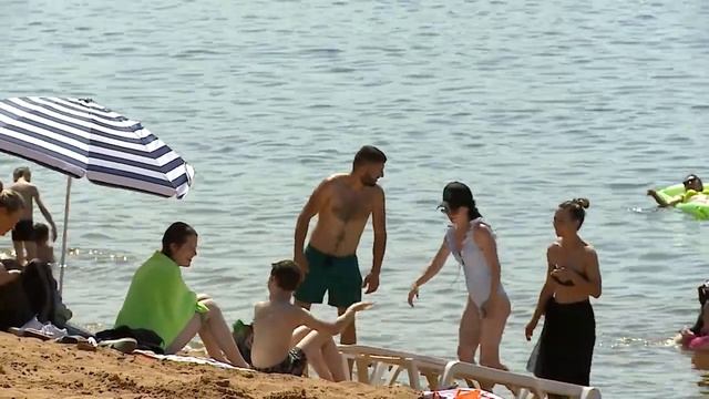 Купаются и едят мороженое: как жители Мытищ спасаются смотреть онлайн