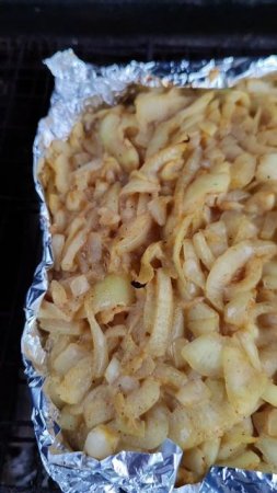 Готовим лук от шашлыка в самодельном гриле.