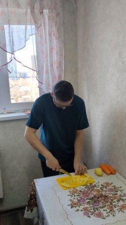 Нарезаем картофель для Окрошки