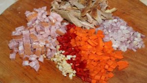 Сливочный суп с вермишелью, курицей и колбасой