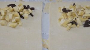 Постные слойки с горьким шоколадом и бананом