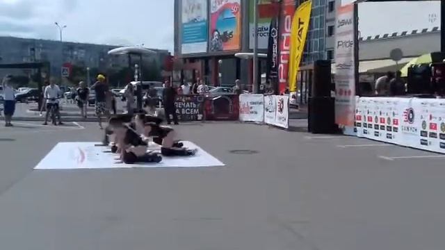 Девушки танцуют