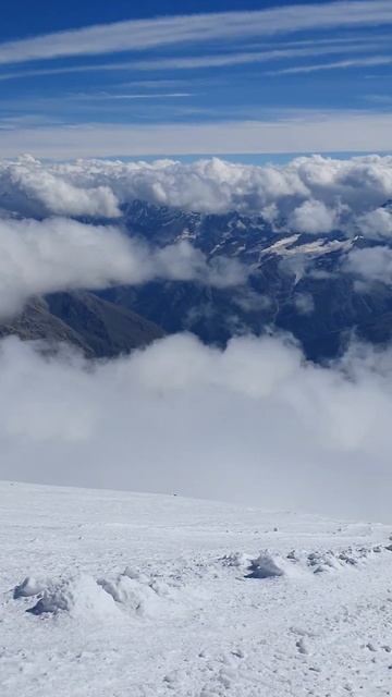 Высота 4950. Брошенный ратрак на Эльбрусе. Погода отличн смотреть онлайн