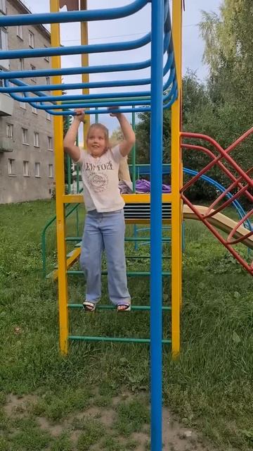 Выпустили погулять 😁 #shorts #лерочка #детскаяплощадка # смотреть онлайн