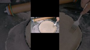 Киш с красной рыбой и шпинатом.