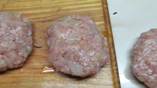 Котлеты из лосося в яйце с легким салатом