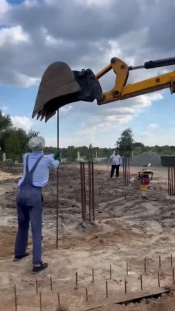 Задавливаем 25-ю арматуру для заземления #shorts #стройка #baustelle #заземление  #russlanddeutsche