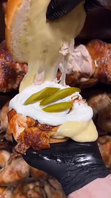 Булочка, сыр, йогурт, огурчики и курица гриль. смотреть онлайн