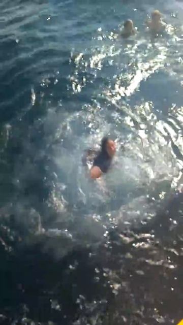 Прыжок с корабля в Средиземное море смотреть онлайн