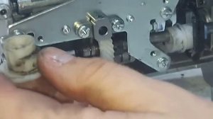 Замена челнока и шестерни привода челнока на швейной ?