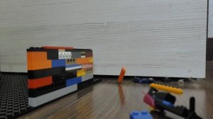 краш-тест лего машины на медленной камере.